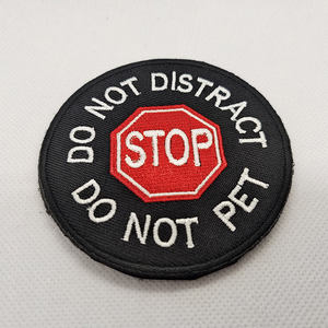 私が働いているサービス犬の刺Embroideryパッチペットセラピー犬の布パッチをしないでください - Product Image 5