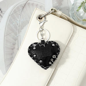 Porte-clés vintage en cuir rouge/vin noir style industrie lourde avec rivets, pendentif de sac - Product Image 5