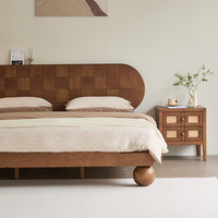 Lit en bois de frêne naturel style Mid-Century avec tête de lit cintrée, pieds sculptés en grille, style rétro moderne, mobilier de chambre en gros, tailles Queen et King