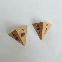 Fabrication sur mesure en usine OEM, dés polyédriques en bois sculpté à la main, écologiques et de qualité supérieure, ensemble personnalisé, dés gravés au laser avec symboles