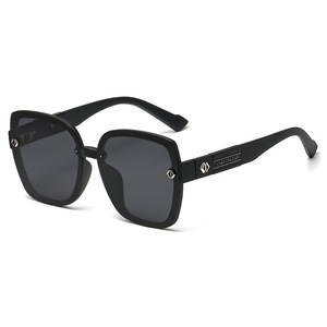 Charmadiar Gafas de sol para mujer, montura cuadrada negra, UV400, polarizadas, antideslumbrantes, gafas de moda para exteriores - Product Image 1