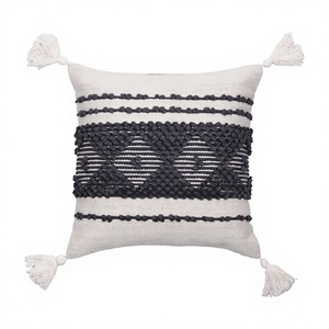 Housse de coussin carrée bohème avec broderie géométrique, en laine, rembourrage 100% coton, fermeture éclair amovible et lavable - Product Image 1