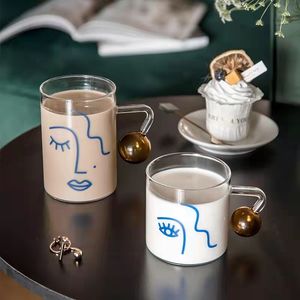 Kreative neuartige moderne Glas becher mit Gesichts muster nach Hause Glaswaren täglich Tee Kaffeetassen Saft Milchglas mit Griff - Product Image 2