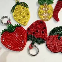 Breloques de sac assorties à la mode, design de fruits, série de perles de riz blanches miniatures faites à la main, design coloré, fraise, cerise, ananas