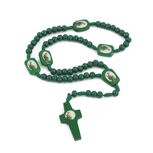 Collier de perles de bois ovales vertes <span class=keywords><strong>Komi</strong></span> Collier de croix de perles de pierre givrée Collier religieux tissé à la main en <span class=keywords><strong>corde</strong></span> - Product Image 1