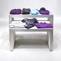 Porte-vêtements robuste en métal gris avec panneau grillagé, barre de suspension, roulettes et étagères, autoportant, CE ETL, vente en gros pour boutiques