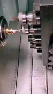 Máquina de torno CNC de cama plana horizontal Modelos CK6536 y CK6586 para un mecanizado eficiente - Product Image 2