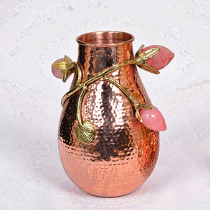 Carafe en cuivre martelé artisanal KAMRAN avec décor en pierre rose pour boissons, vin, eau, idéale pour les fêtes - Product Image 1