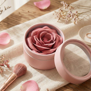 Rubor en Tono Rosa Tridimensional que Realza Naturalmente la Complexión El <span class=keywords><strong>maquillaje</strong></span> Small Petal Nude es fácil de aplicar - Product Image 1