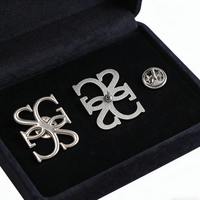 Insignia Metálica de Aleación de Zinc con Logotipo en Relieve 3D Personalizada, Impermeable, Ecológica, con Puntas para Coser en Bolsos y Carteras, Venta al Por Mayor OEM