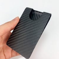 Dompet RFID serat karbon pria, mewah dengan penutup terbuka Logo kustom pola bergaris pemegang klip uang untuk kartu