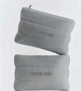 Pochette Dragonne Matelassée Grise de Style Doudoune en Néoprène Imperméable avec Logo Personnalisé, Trousse de Maquillage Rembourrée en Néoprène - Product Image 3