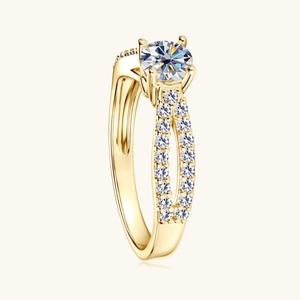 Produit Tendance 2026 : Bijoux Fantaisie – Bagues Minimalistes en Métal Plaqué Or 14K avec Zircon Rond Taillé 0,5 ct, Vente en Gros pour Femmes - Product Image 4