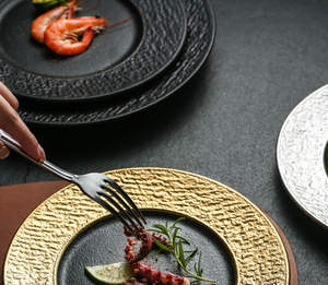 Plato de cerámica con borde dorado y textura martillada, plato de porcelana de lujo para servir en restaurantes, hoteles, catering, sushi, bistec, venta al por mayor. - Product Image 2