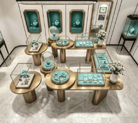 Vitrine à bijoux moderne de luxe en blanc, vitrine en verre haut de gamme pour la vente de bijoux haut de gamme
