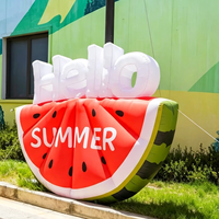 Opblaasbare watermeloenplak op maat met tekst 'Hallo Zomer' voor buitendecoratie, reclame en presentatie