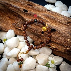Pulsera de Agarwood Natural de 6mm para Mujer, Mezclada con Oro, Joyería Elegante de Madera en Venta - Product Image 5