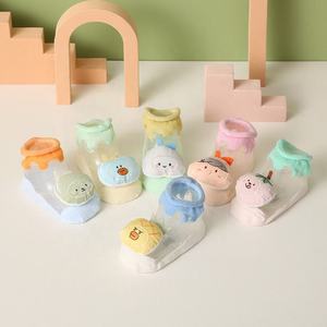 Vente en gros Chaussettes de sol en forme de dessin animé 3D mignon Chaussettes de marche antidérapantes en coton pour nouveau-né bébé enfant en bas âge avec poignées - Product Image 3