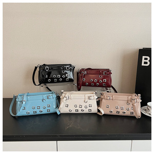 <span class=keywords><strong>Borsa</strong></span> a <span class=keywords><strong>tracolla</strong></span> Vintage da donna Y2k Punk in vernice con rivetto gotico sotto le ascelle <span class=keywords><strong>bordeaux</strong></span> borse a <span class=keywords><strong>tracolla</strong></span> di lusso con punte - Product Image 3