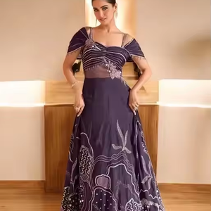 Exquisito traje de seda Sharara de diseñador étnico indio y paquistaní Banarasi con estilo moderno y detalles de tela pesada - Product Image 1