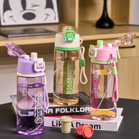 Bouteille d'eau réutilisable en plastique résistante aux hautes températures avec paille pour enfants, idéale pour le sport et les activités de plein air