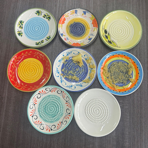 Ensemble de râpes à ail en céramique à motif personnalisé - Plateau râpeur au design émaillé avec éplucheur d'ail, brosse de nettoyage et support de présentation - Product Image 3