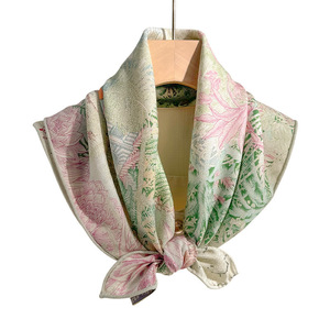 Foulard carré <span class=keywords><strong>en</strong></span> soie à chevrons pour femme avec imprimé Château de la Jungle, bords roulés à la main, design polyvalent et chaud - Product Image 1