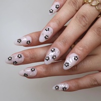 Faux ongles à presser en acrylique, forme amande, longueur courte, style French, couleur nude laiteux simple coréen, avec strass 3D petite fleur noire, personnalisables