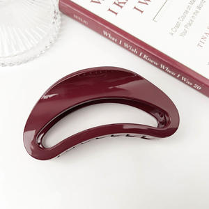 مشبك شعر بلاستيكي مثلث الشكل بألوان الحلوى الهندسية للسيدات، بتصميم مجوف بسيط وألوان صلبة أنيقة - Product Image 4