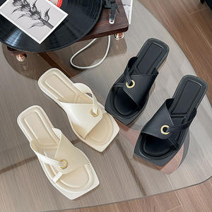 รองเท้าแตะสไลด์สไตล์ฝรั่งเศสแบบโปร่ง รุ่นใหม่ประจำฤดูร้อนปี 2026 หัวเหลี่ยมแบบโรมัน แฟชั่นสำหรับผู้หญิง ใช้งานได้หลากหลาย เหมาะสำหรับใส่กลางแจ้ง - Product Image 1