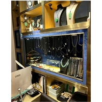 Boutique de bijoux de style industriel, aménagement complet sur mesure, îlot central, vitrine, armoires murales avec escalier en colimaçon