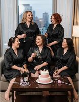 Robes en satin personnalisées avec logo pour femmes, robes de demoiselles d'honneur, kimonos, vêtements de nuit, peignoirs, robes de salon de coiffure, robes de spa