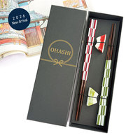 Ensemble de vaisselle en céramique de porcelaine bleue et blanche personnalisé en gros, avec bol à ramen, porte-baguettes et coffret cadeau pour thé matcha