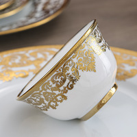 Service de table en céramique de luxe léger de style européen, 62 pièces, avec bordure dorée en relief, en porcelaine fine (Bone China)