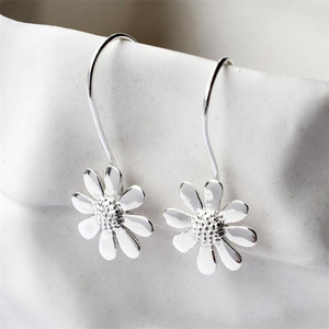 Orecchini a Gancio con Fiore Margherita per Donne, Orecchini Pendenti Floreali, Gioielli per Orecchie alla Moda - Product Image 4