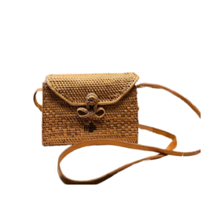 Mini pochette à bandoulière en rotin Lombok tissée à la main avec sangle en cuir et fermeture à nœud fabriquée par des artisans locaux en Indonésie - Product Image 4