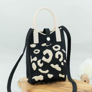 Venta al por mayor de <span class=keywords><strong>invierno</strong></span> de moda Punto de <span class=keywords><strong>ganchillo</strong></span> bolsa de <span class=keywords><strong>bolsos</strong></span> de mano teléfono crossbody bolsas de las mujeres lindo mini bolso de mano para las niñas - Product Image 4