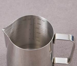 Jarra <span class=keywords><strong>para</strong></span> espumar leche de 12oz y 350ml con jarra humeante de acero inoxidable 304 Espresso con marca de garrapata con bolígrafo decorativo Latte Art - Product Image 3