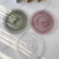 Le fabricant propose un ensemble de plaques en verre transparent à bords épais de haute qualité, des chargeurs en cristal à nervures verticales sans plomb