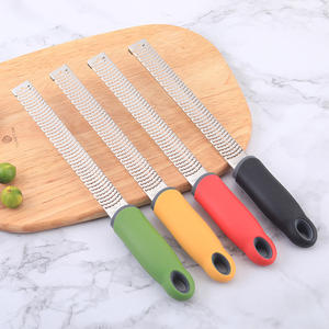 Rallador de queso de acero inoxidable y cortador de limón Zester <span class=keywords><strong>Gringer</strong></span> con mango cómodo antideslizante con cubierta - Product Image 1
