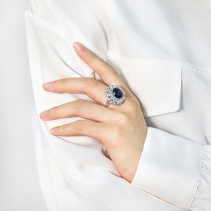 แหวนเงินแท้ชุบแพลตตินัมประดับพลอยสีรุ้งทรงรีสำหรับผู้หญิงจากผู้ผลิตเครื่องประดับ - Product Image 2