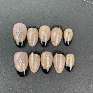 Uñas Postizas Reutilizables de Alta Calidad al por Mayor de Fábrica, Forma de Almendra, Estilo Oscuro, <span class=keywords><strong>Manicura</strong></span> <span class=keywords><strong>Francesa</strong></span> Irregular con Detalles <span class=keywords><strong>en</strong></span> <span class=keywords><strong>Dorado</strong></span> - Product Image 1
