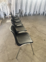 Chaise d'événement empilable et connectable en plastique PP avec pieds métalliques et crochet de raccordement pour conférences, salles de classe et églises
