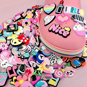 100 pz/set casuali cartoni animati rosa <span class=keywords><strong>scarpe</strong></span> charm PVC <span class=keywords><strong>scarpe</strong></span> decorazioni <span class=keywords><strong>con</strong></span> <span class=keywords><strong>cuori</strong></span>, stelle, fiori per sandali regalo divertente per gli amici - Product Image 2