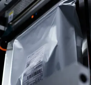 Rollo de bolsas de polietileno automático con aplicador de impresora de etiquetas, máquina de embalaje de comercio electrónico