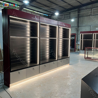 Hochwertige Glas-Handyhüllen-Vitrine für Einzelhandelsgeschäfte Telefonshop-Vitrine mit LED-Beleuchtung und Massivholz-Lamellenwand