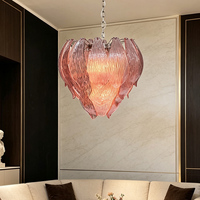 Lustre LED en verre rose givré de style antique français avec corps doré, taille moyenne, hauteur réglable pour l'éclairage des escaliers de la maison et de la villa