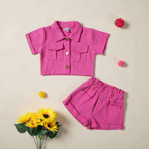 Conjunto de 2 Piezas para Bebés y Niñas Pequeñas, Modelo 2022, Top Corto Rosa Intenso + Pantalones Cortos de Mezclilla Verde, Top con Cuello Camisero + Pantalones Cortos - Product Image 2