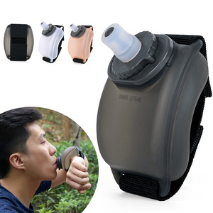 Bouteilles d'<span class=keywords><strong>eau</strong></span> réutilisables portables pliables sans Bpa en silicone pour boissons au poignet Course à pied Escalade Gym Sport Bouteille d'<span class=keywords><strong>eau</strong></span> avec paille - Product Image 1