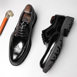 Chaussures habillées classiques pour hommes en cuir brun poli à la main, élégantes, associées à une chaîne en métal noir audacieuse pour hommes - Product Image 1